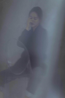挽起裙子迈开腿在桌上打扑克